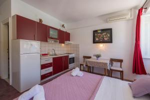 A kitchen or kitchenette at Apartment Riva 5