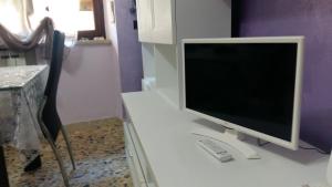 シエナにあるAppartamento Gori 2の白い机に座るコンピューターモニター