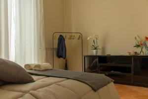 サレルノにあるFronte al Portoのベッドルーム1室(ベッド1台、ソファ付)