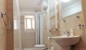 ローマにあるCiaoRoma!のバスルーム(洗面台、トイレ、鏡付)