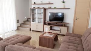 TV a/nebo společenská místnost v ubytování Villas Simag