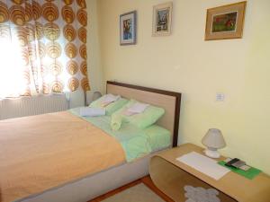 Un pat sau paturi într-o cameră la Guest Accommodation Bakic