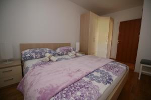 A bed or beds in a room at Apartman Mirica Solin