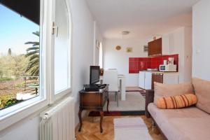 斯普利特的住宿－Apartment Nevica，带沙发的客厅和厨房