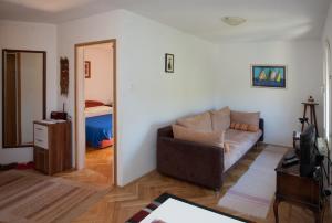 斯普利特的住宿－Apartment Nevica，带沙发和镜子的客厅