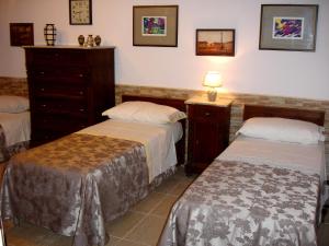 レッジョ・ディ・カラブリアにあるCasa Zerbiのベッドルーム1室(ベッド2台、ドレッサー付)