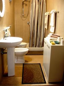 レッジョ・ディ・カラブリアにあるCasa Zerbiのバスルーム(洗面台、トイレ、シャワー付)