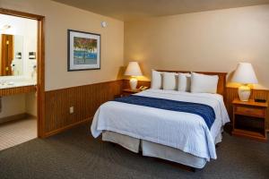A bed or beds in a room at Ephraim Shores Resort