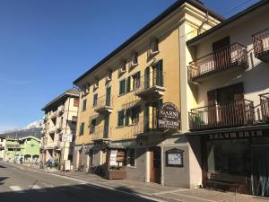 un gran edificio al lado de una calle en Locanda La Posta Nöa, en Vezza d'Oglio