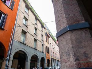 um grupo de edifícios numa rua da cidade em Appartamenti Astoria em Bolonha