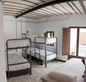 Bunk bed o mga bunk bed sa kuwarto sa Green River Hostel