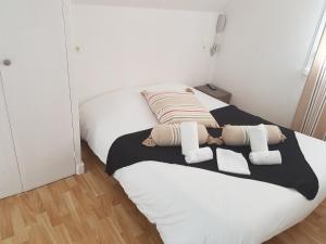 2 letti in una piccola camera con pareti bianche di Auberge Le Guinefort a Léhon