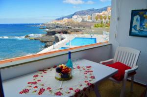 プエルト・デ・サンティアゴにあるApartment Europa,228の海の景色を望むテーブル(フルーツボウル付)