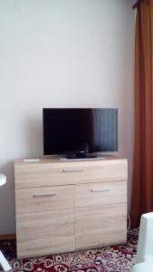 a flat screen tv sitting on top of a dresser at Kwatery prywatne in Międzyzdroje