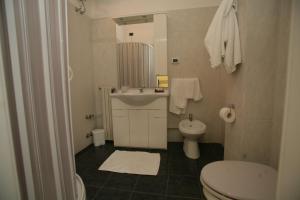 łazienka z toaletą i umywalką oraz toaletą w obiekcie Bed And Breakfast casagalez w mieście Santa Domenica