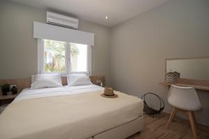 A bed or beds in a room at Riaki Apts