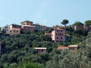 un groupe de maisons au sommet d'une colline dans l'établissement Villino "Il Rustichetto", à Gênes