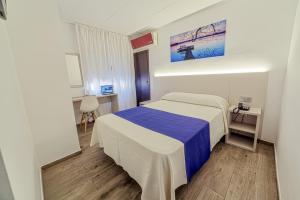 Habitación de hotel con cama y escritorio en La Perla, en Almería