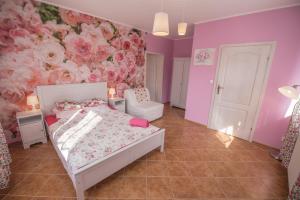A bed or beds in a room at Villa Kokosowa