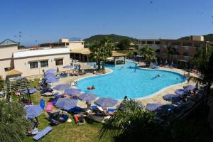 The swimming pool at or close to Antonio Studios