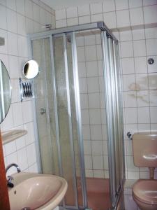 Gästehaus Ruth Andrae في بروتيج-فانكيل: حمام مع دش مع حوض ومرحاض