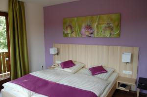 Postel nebo postele na pokoji v ubytování Gasthof Linden & Wildkräuterhotel