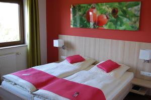 Postel nebo postele na pokoji v ubytování Gasthof Linden & Wildkräuterhotel