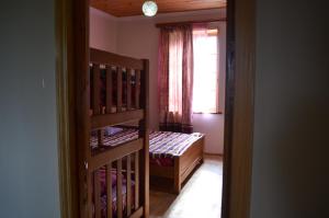 Guest house in Nikortsminda Racha客房内的一张或多张床位