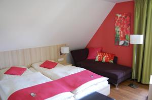 Postel nebo postele na pokoji v ubytování Gasthof Linden & Wildkräuterhotel
