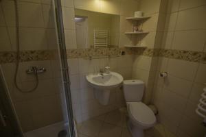 A bathroom at Villa Kokosowa