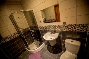 A bathroom at Villa Kokosowa
