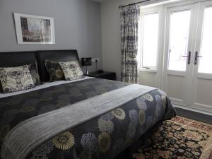 Un pat sau paturi într-o cameră la Liongate House