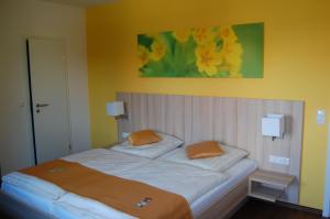 Postel nebo postele na pokoji v ubytování Gasthof Linden & Wildkräuterhotel