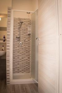 eine Dusche im Bad mit Glastür in der Unterkunft Rocca Pinta Guest House in Alghero