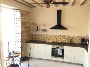 Kuchyňa alebo kuchynka v ubytovaní Casa Bugambilla Cadiz
