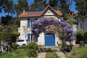 オーバーニュにあるAppartement en Provenceの青い扉と紫の花輪のある家