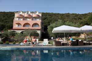 Bazén v ubytování Hotel Carmen nebo v jeho okolí