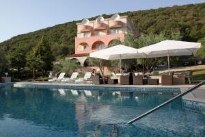 Bazén v ubytování Hotel Carmen nebo v jeho okolí