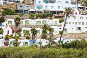 una ciudad con palmeras y edificios blancos en Mykonos Beach Hotel, en Mykonos ciudad