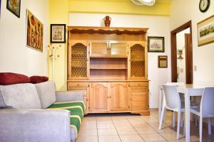 チェゼナーティコにあるBilocale Valverdeのリビングルーム(ソファ、木製のハッチ付)