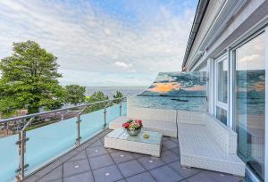 een balkon met uitzicht op de oceaan bij Steinhuder Meer Am Leuchtturm in Wunstorf