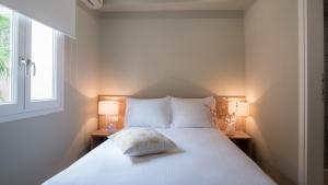 A bed or beds in a room at Riaki Apts