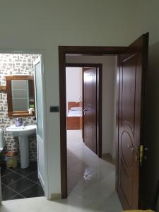baño con 2 puertas y lavamanos en Ilir Guest House 1, en Përmet