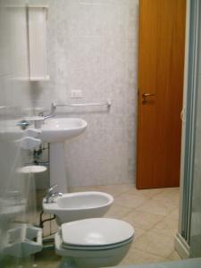サン・ピエトロ・イン・ベヴァーニャにあるAppartamento San Pietro in Bevagnaのバスルーム(トイレ、洗面台付)