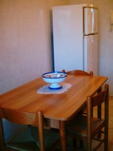 un tavolo di legno con una ciotola sopra di Appartamento San Pietro in Bevagna a San Pietro in Bevagna