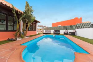 Bazén v ubytovaní Villa Corralejo Beach alebo v jeho blízkosti