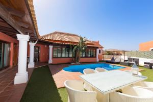 Bazén v ubytovaní Villa Corralejo Beach alebo v jeho blízkosti