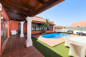Bazén v ubytovaní Villa Corralejo Beach alebo v jeho blízkosti
