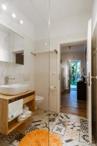 uma casa de banho com um lavatório e um espelho em Apartments Lanča em Opatija
