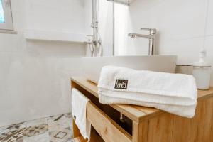 uma casa de banho com uma banheira branca e um lavatório. em Apartments Lanča em Opatija
